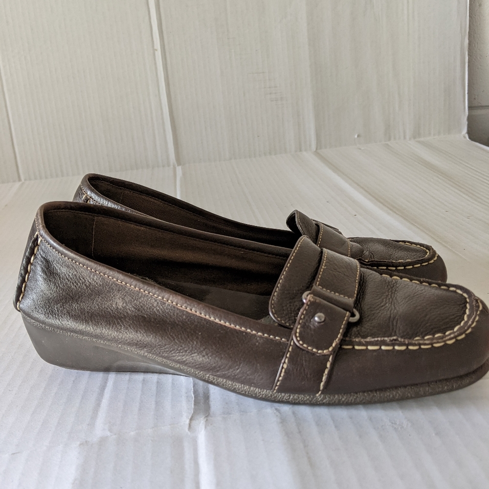 What's what women's slip on loafer Brown 7.5 pre-owned